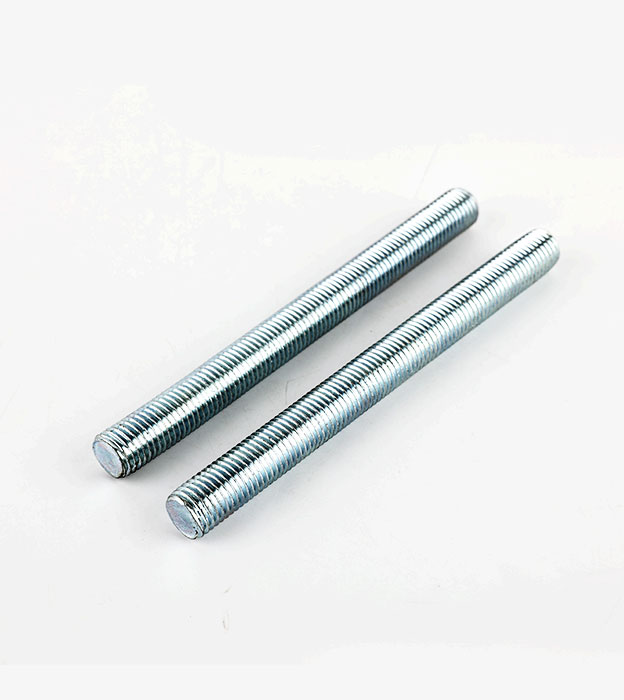 Hvad er forskellene mellem tapbolte og enkelthovede bolte